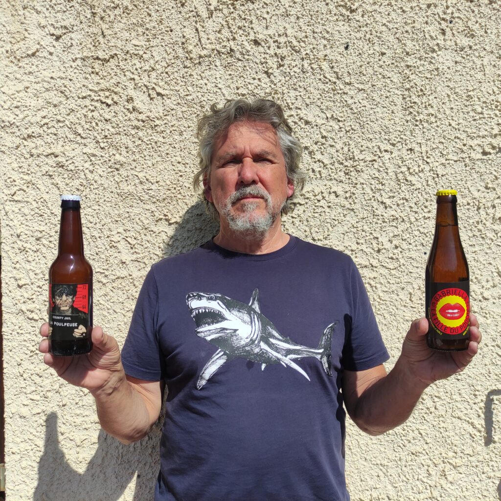 Portrait de Serguei Dounovetz avec deux bières du Poulpe.