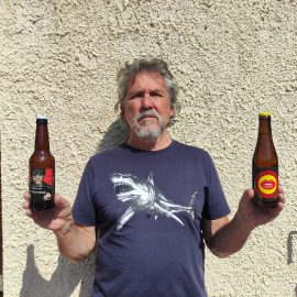 Portrait de Serguei Dounovetz avec deux bières du Poulpe.