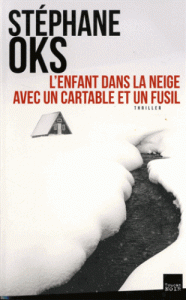 l-enfant-dans-la-neige-avec-un-cartable-et-un-fusil-gf