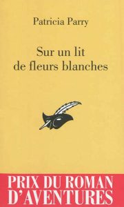 sur-un-lit-de-fleurs-blanches-p